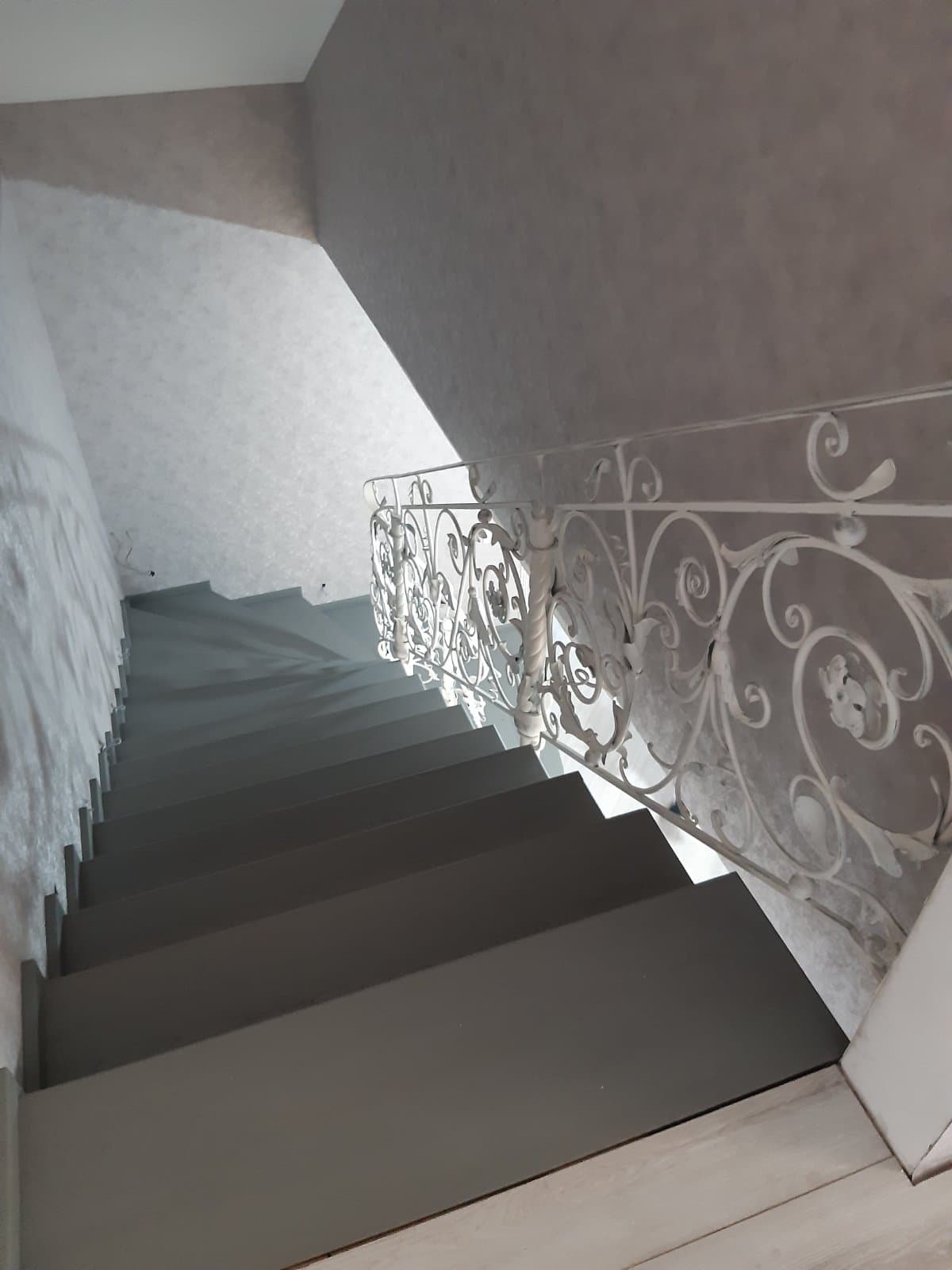 Вид на ступени бетонной лестницы со второго этажа