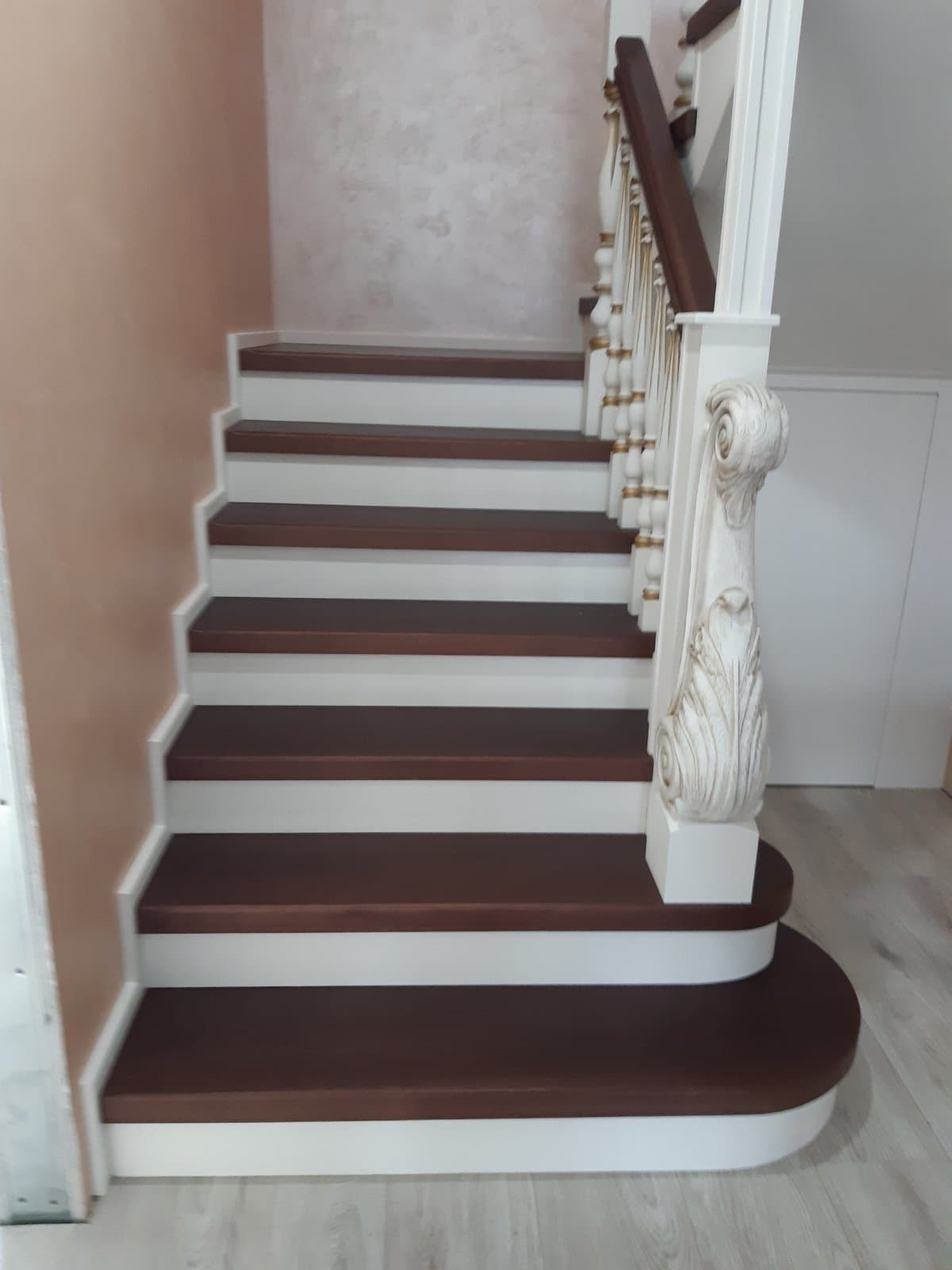 Солидный заход на лестницу с резным столбом