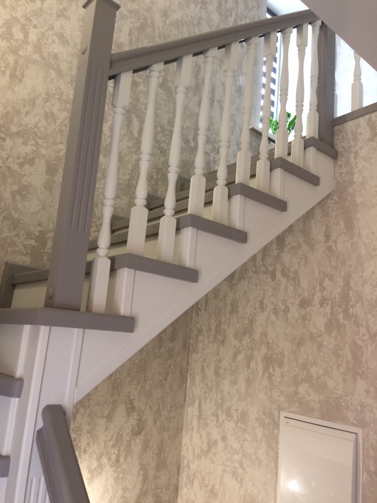 Подъем лестницы на металлокаркасе на второй этаж