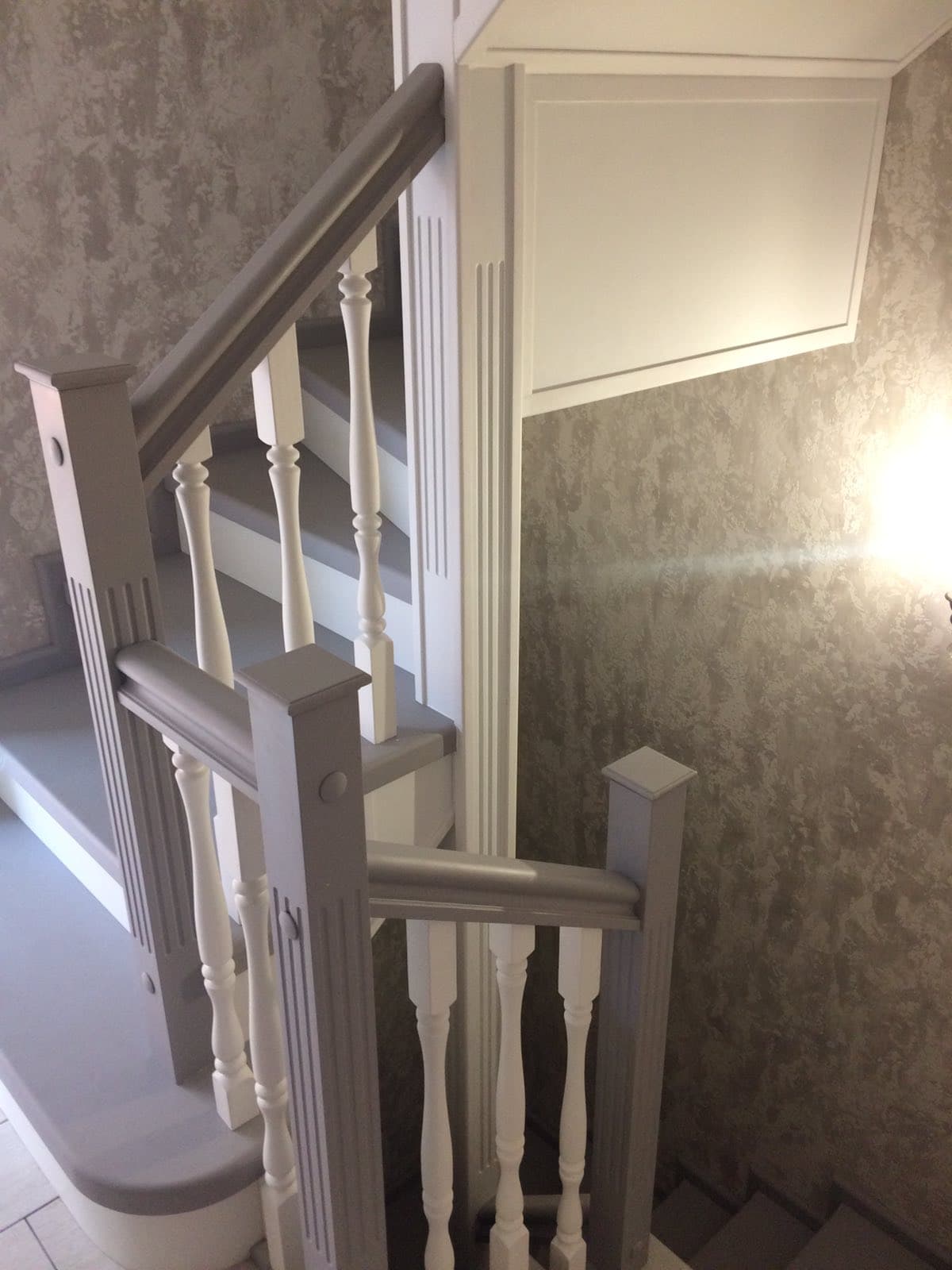 Выход лестницы из подвала на первый этаж, поворот с забежными ступенями