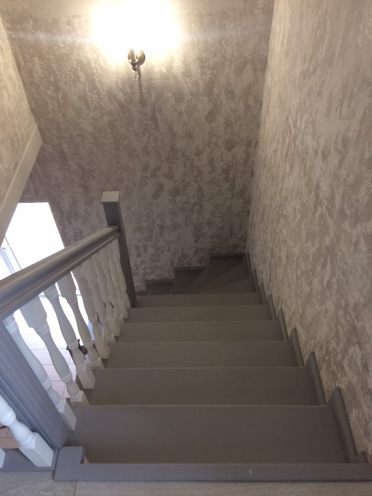 Вид на лестницу на металлокаркасе со второго этажа