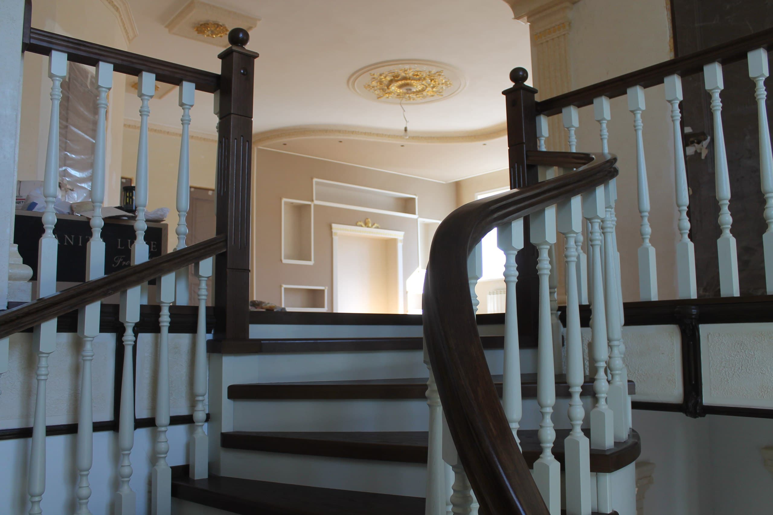 Выход на второй этаж с забежных ступеней