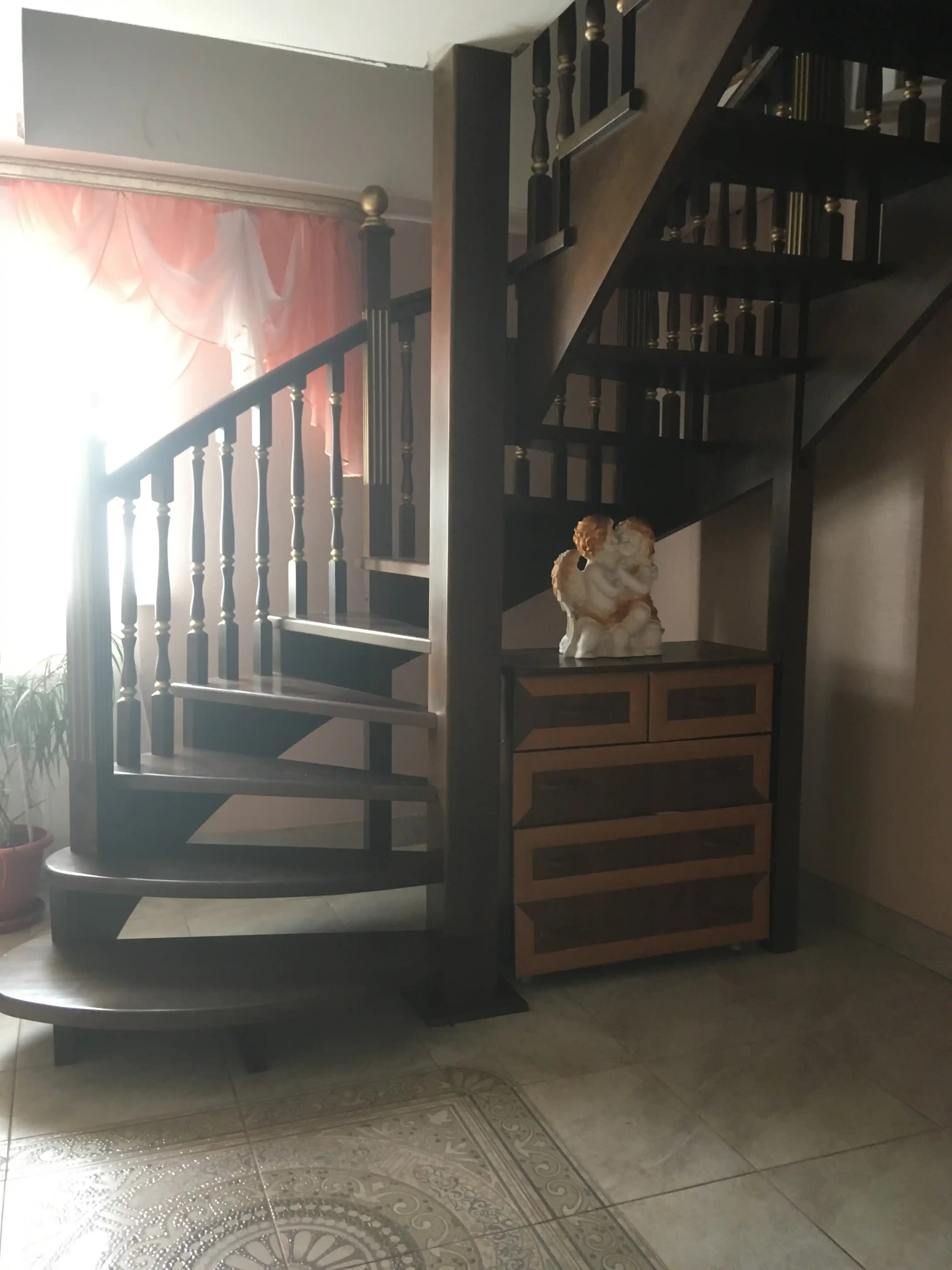 Деревянная лестница из массива березы в классическом интерьере