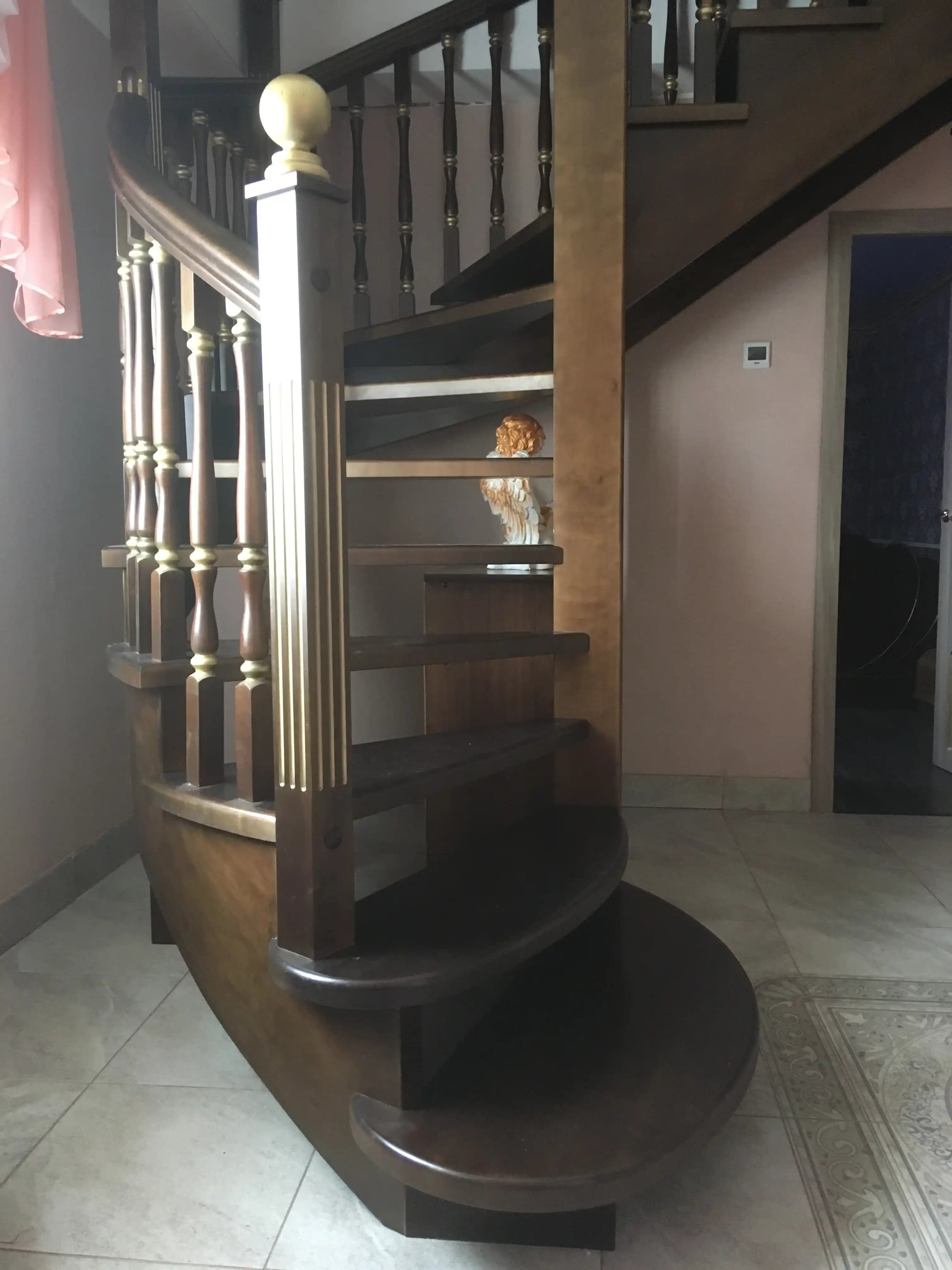 Широкий заход с двумя пригласительными ступенями