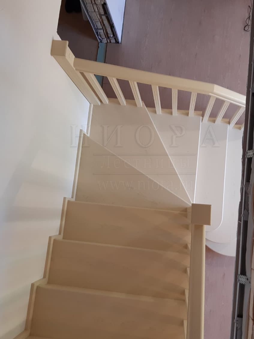 Поворот с забежными ступенями на деревянной лестнице