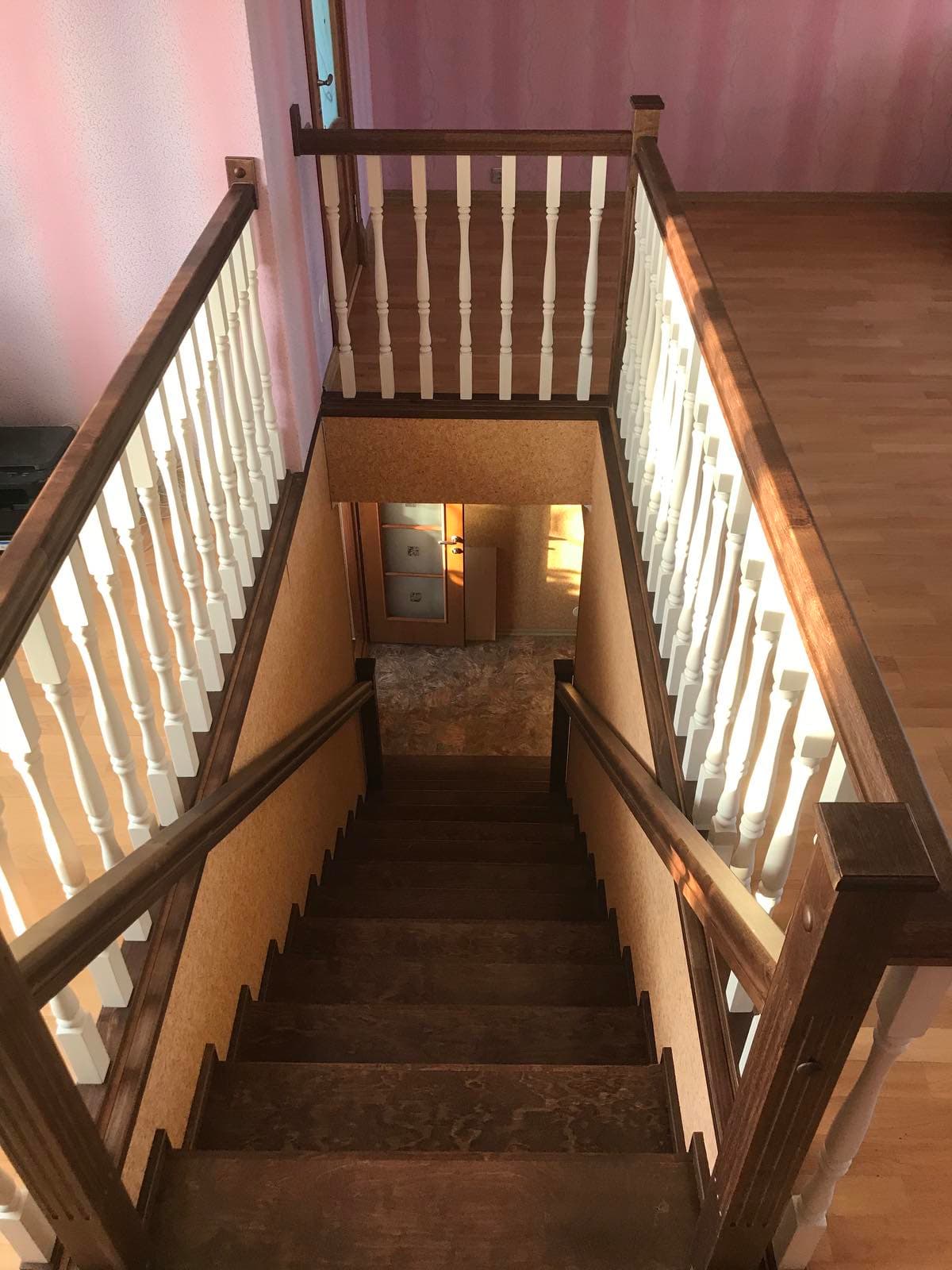 Прямая лестница на второй этаж изготовлена из березы
