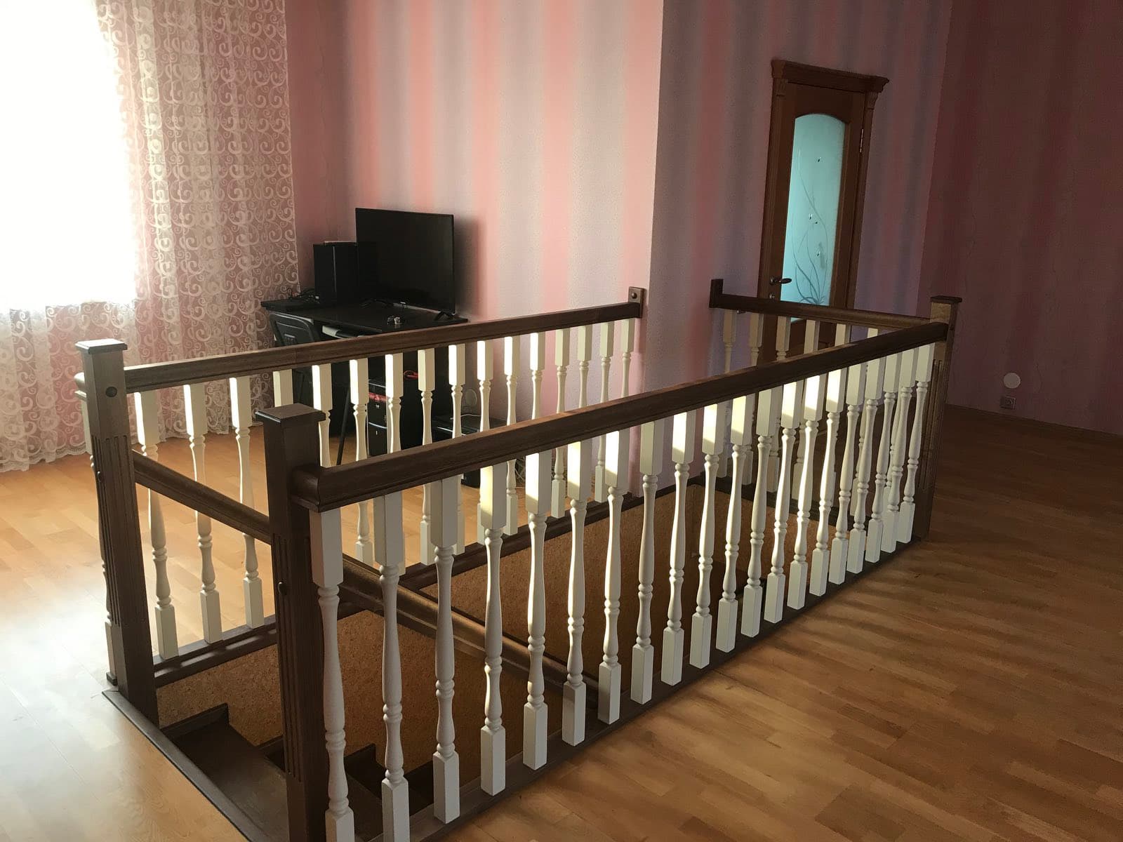 Балюстрада второго этажа с балясинами Англия