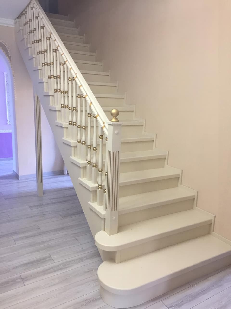 Большая прямая лестница в загородном доме, висячий косоур с опорным стлобом