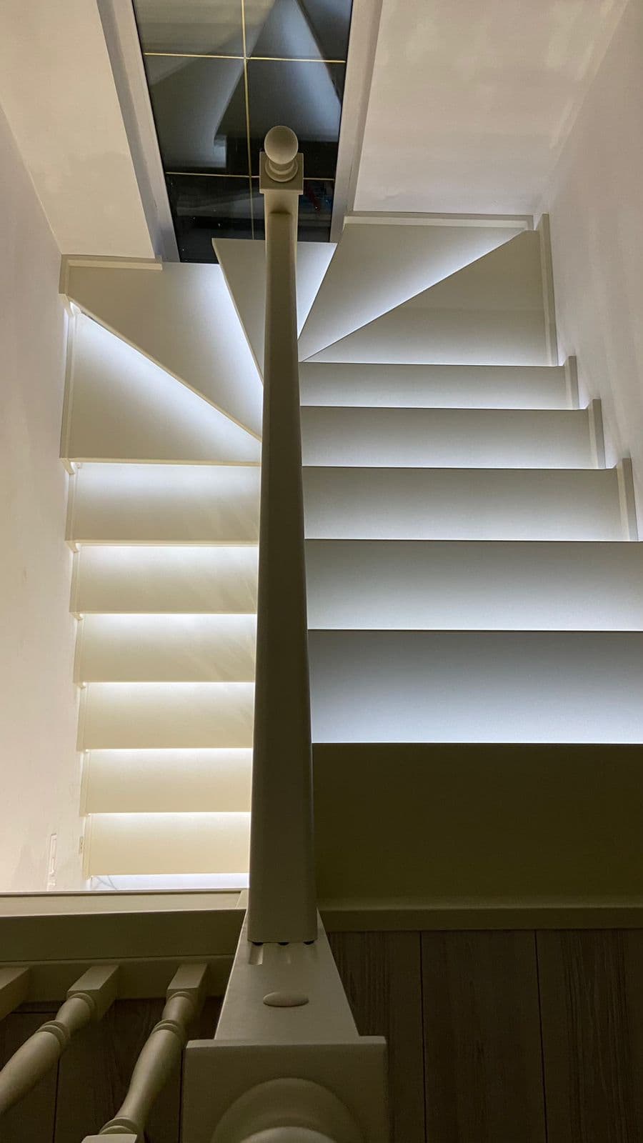 Лестница на второй этаж с подсветкой в ступенях