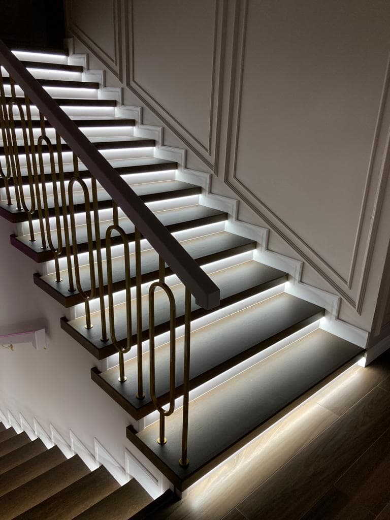 Вид с поворотной площадки широкой лестницы с подсветкой