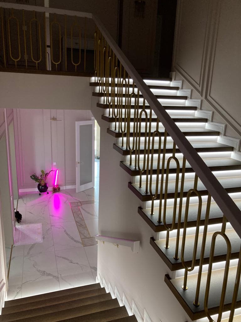 Лестница с подсветкой в вечернем интерьере дома