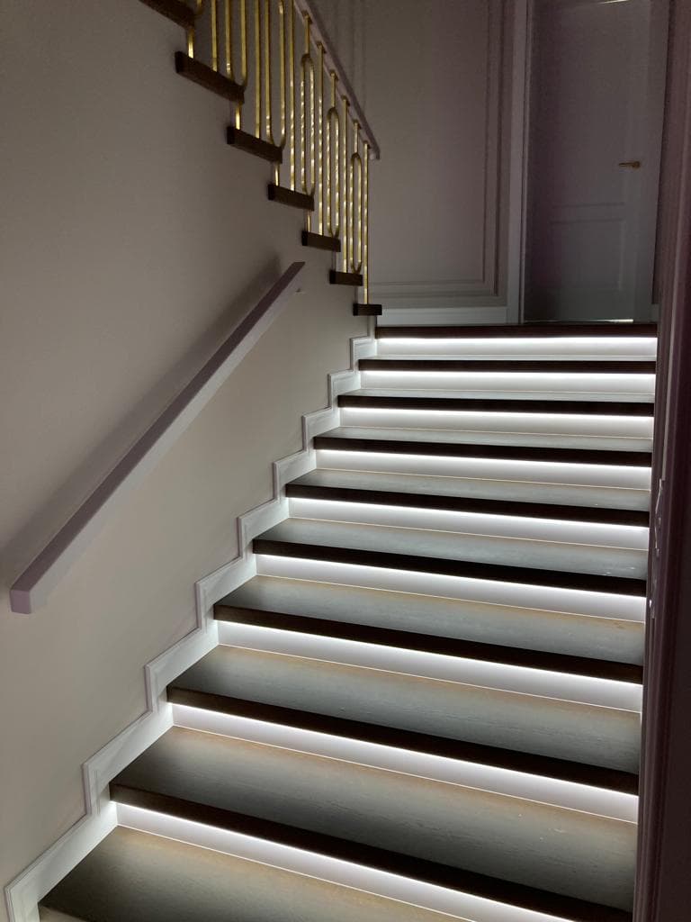 На первом марше установили поручень вдоль стены для удобства подъема по лестнице