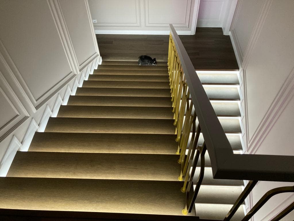 Второй марш лестницы с позолоченными металлическими балясинами