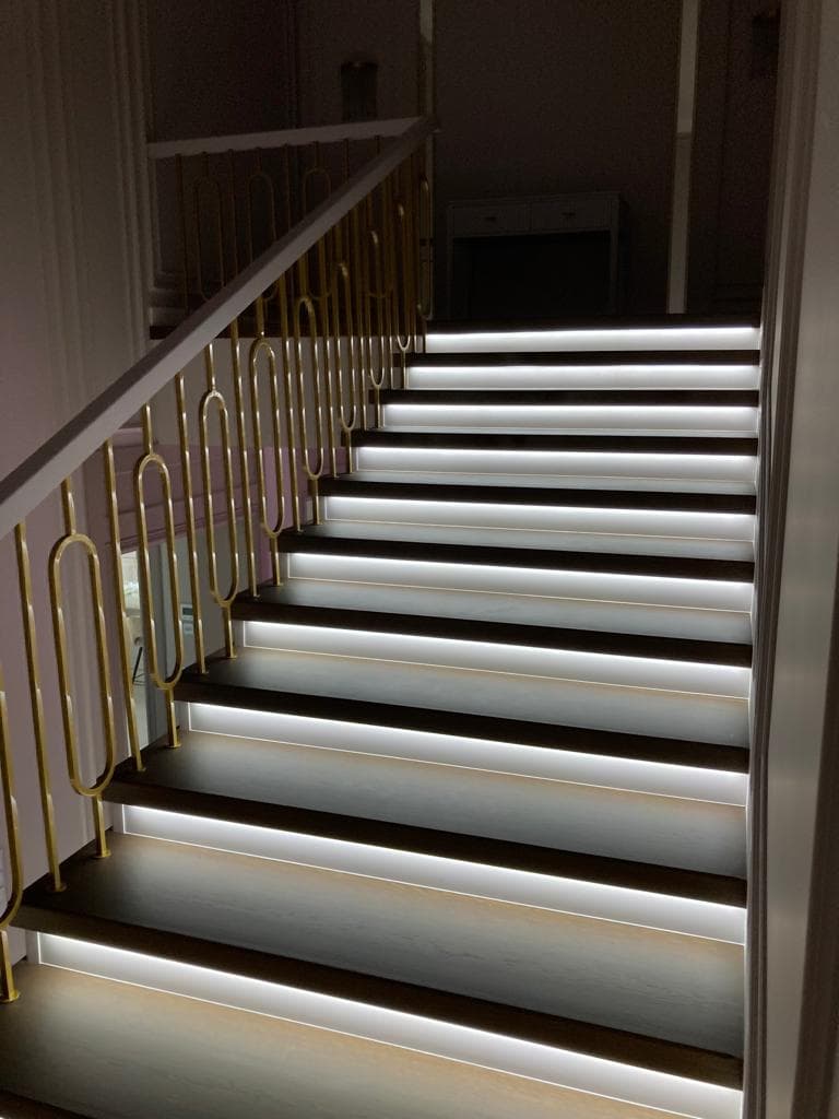 Стильные ограждения из металла на широкой лестнице с подсветкой