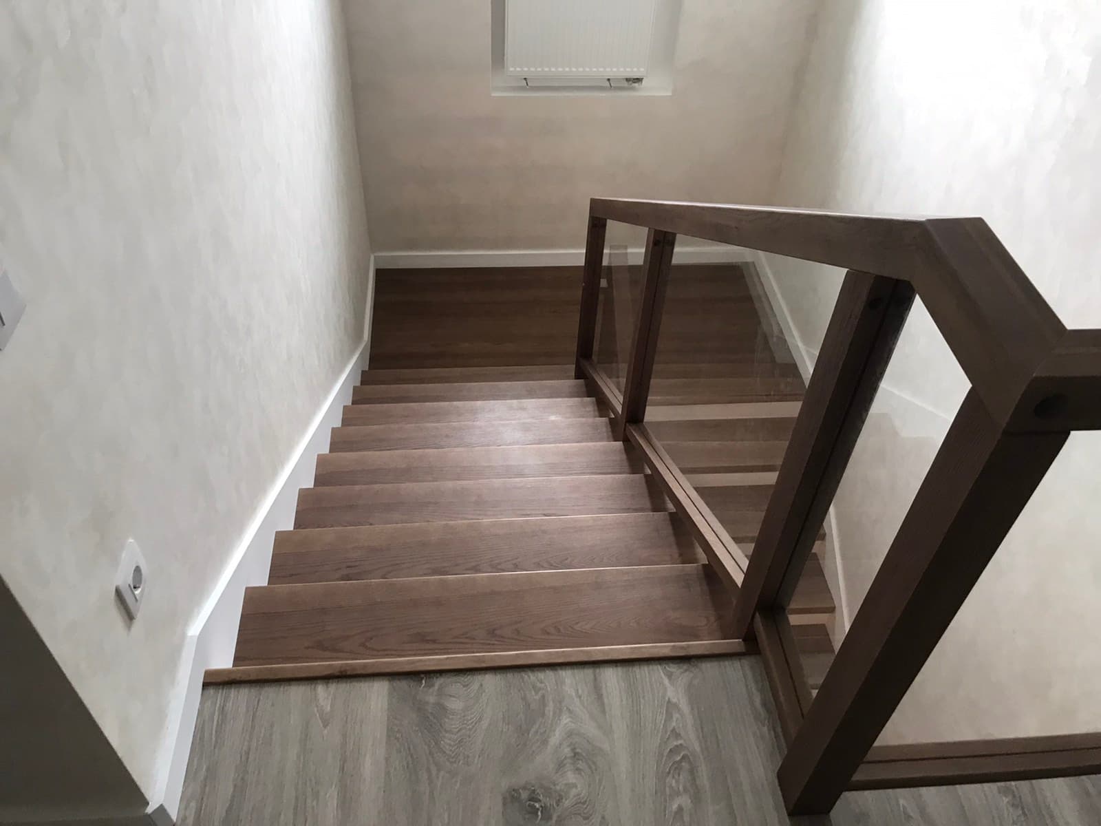 Красивая текстура ясеня на лестнице со второго этажа