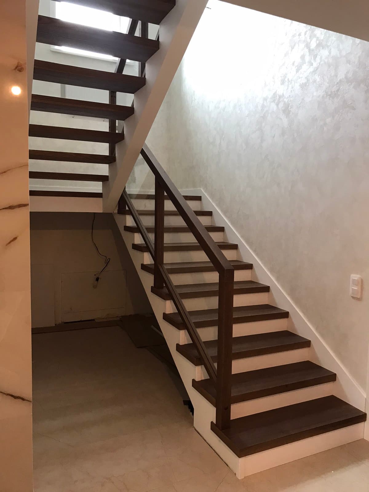 Деревянная лестница в современном стиле со стеклянными ограждениями