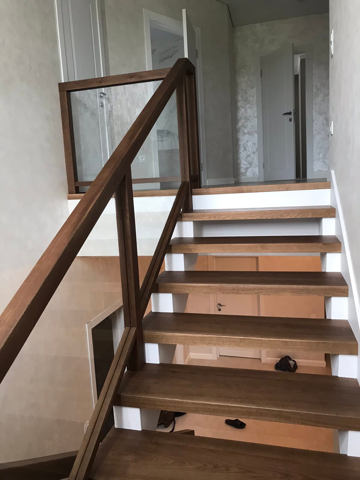 Современная лестница со стекляными ограждениями заполняет светом комнату