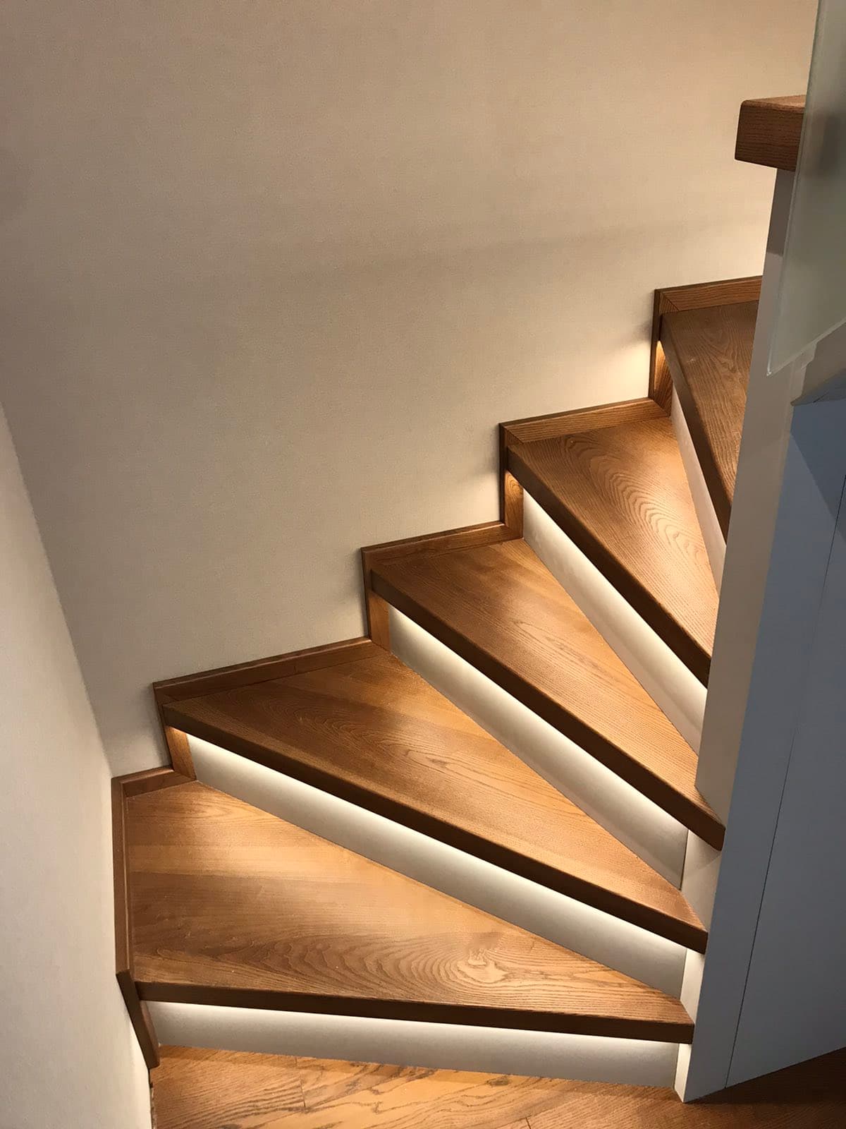 Подсветка под ступенями современной лестницы