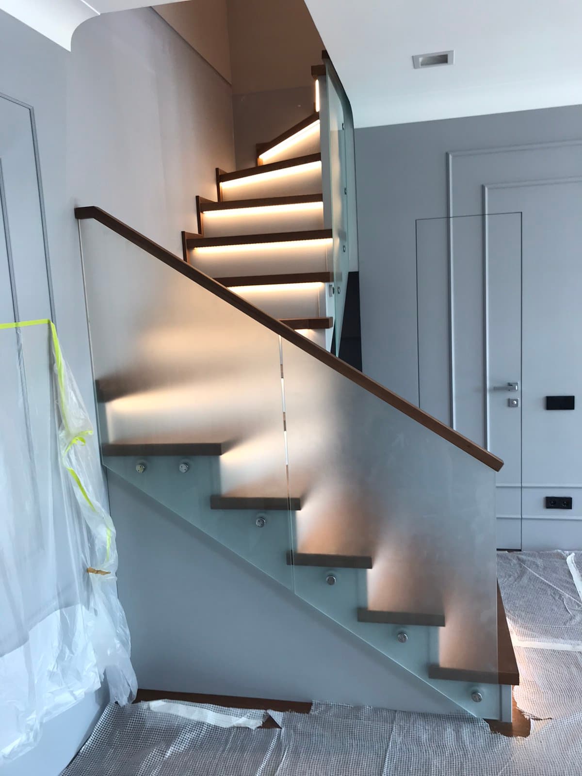 Сатинированное стекло в ограждениях современной дизайнерской лестницы в Москве