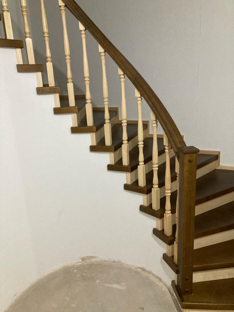 Квадратный опроный столб на лестнице на второй этаж
