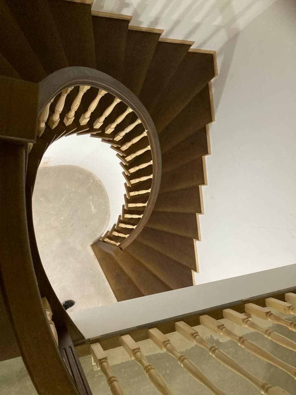 Широкие забежные ступени из березы на бетонной лестнице