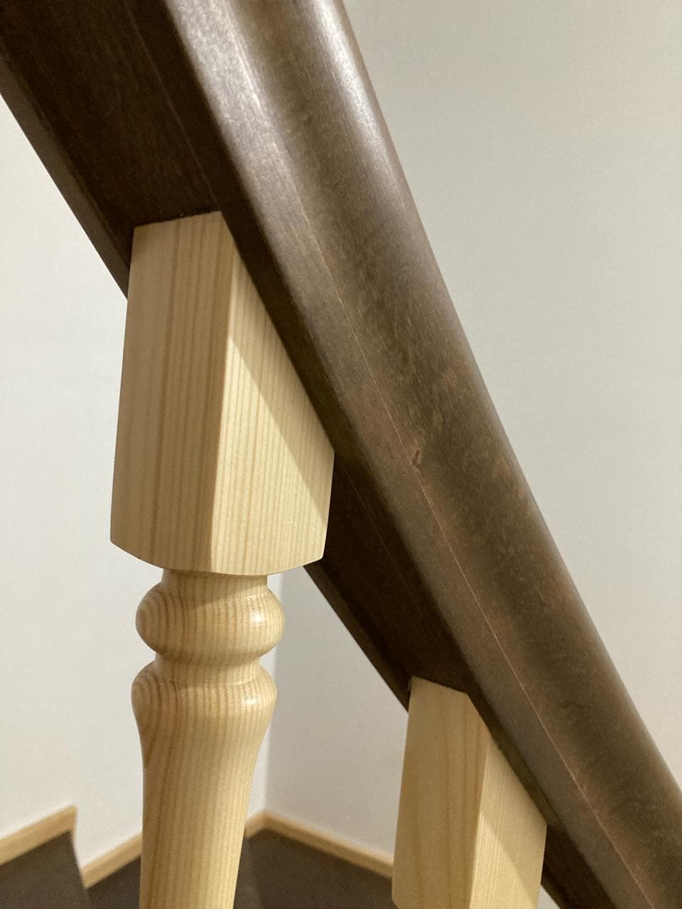 Чистая древесина березы на фигурном поручне лестницы