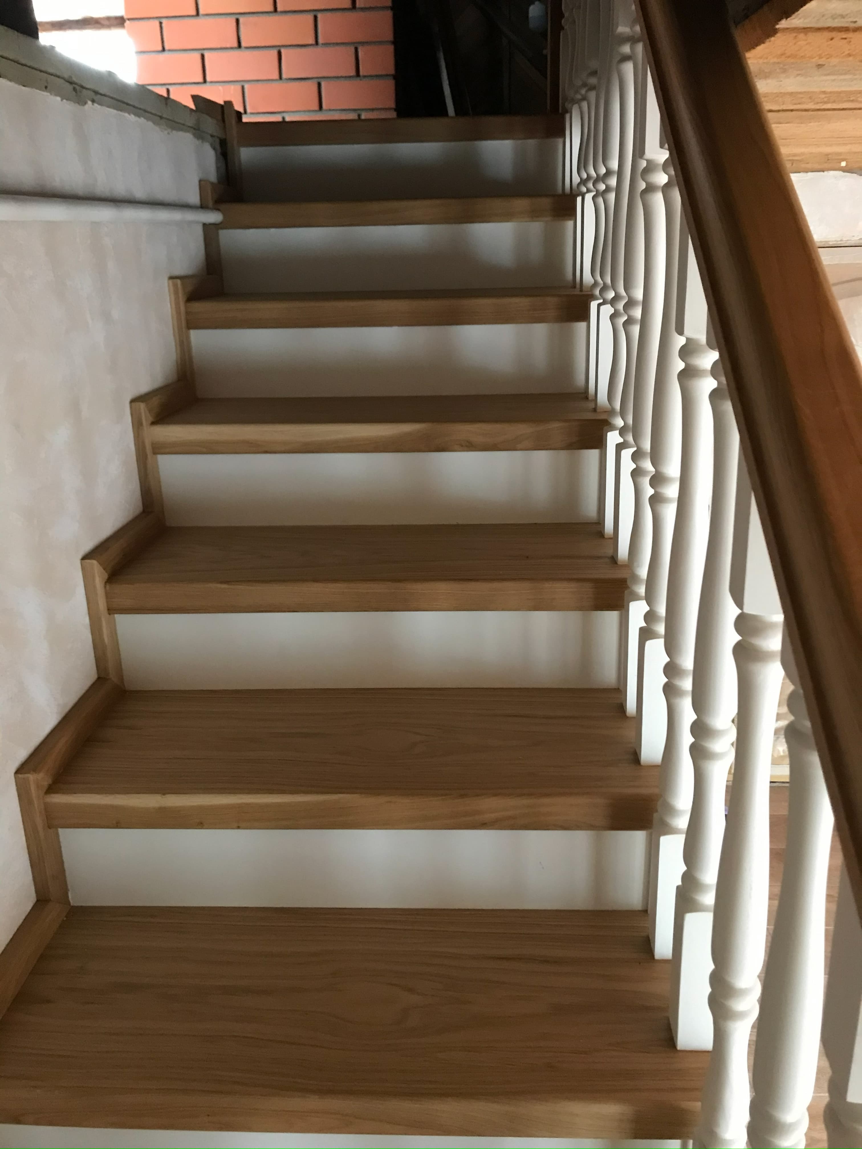 Выход на мансарду с поворотной лестницы