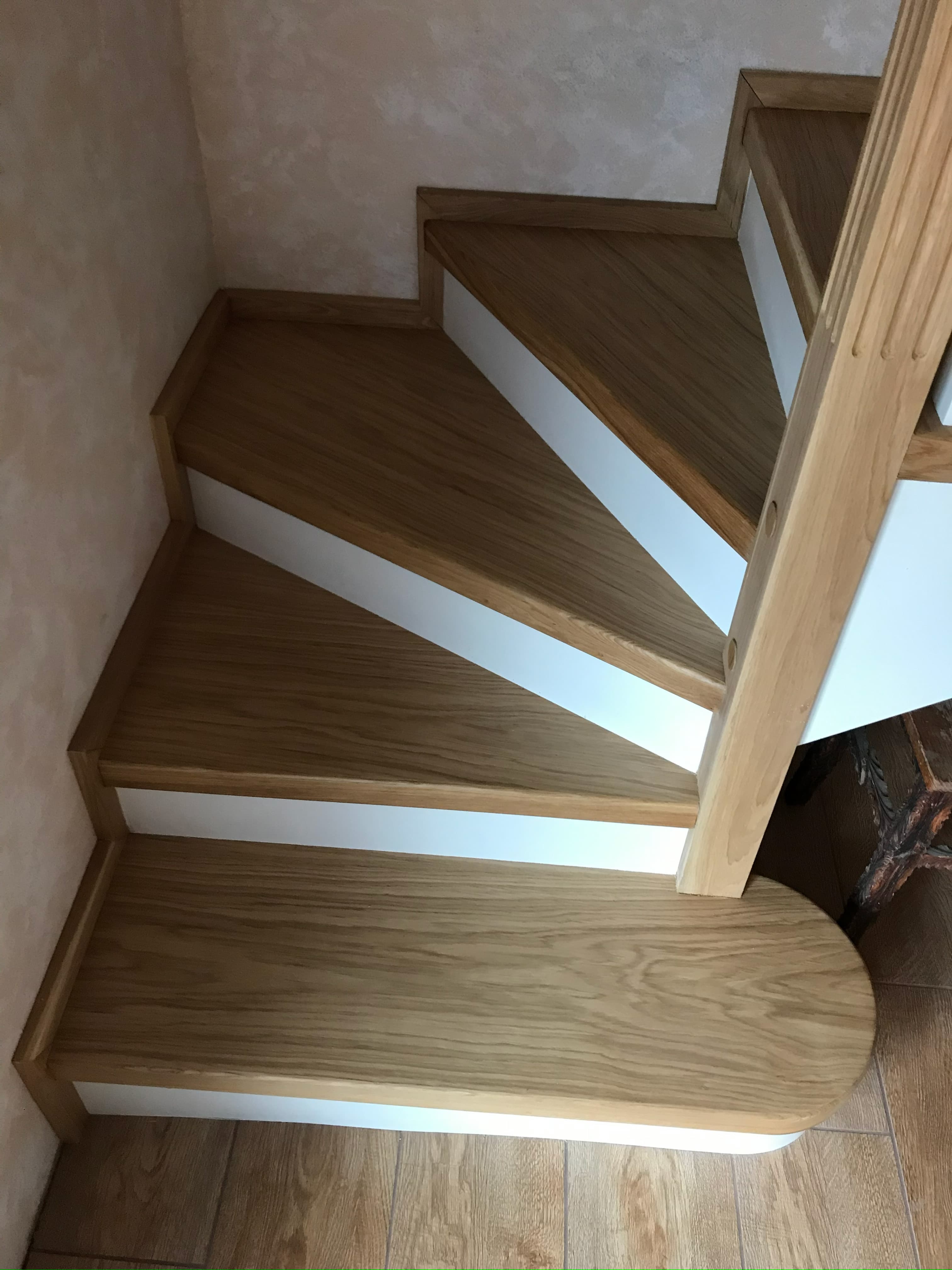 Красивая текстура дуба на пригласительной и забежных ступенях лестницы