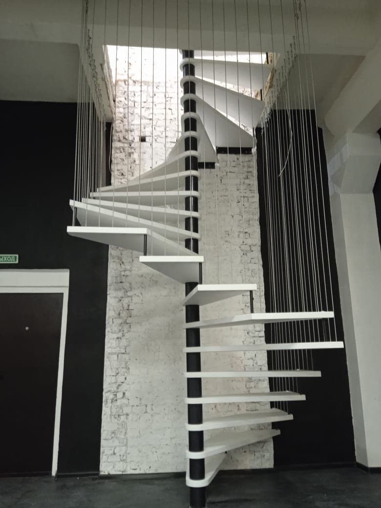 Стильная двухцветная винтовая лестница в коммерческом помещении