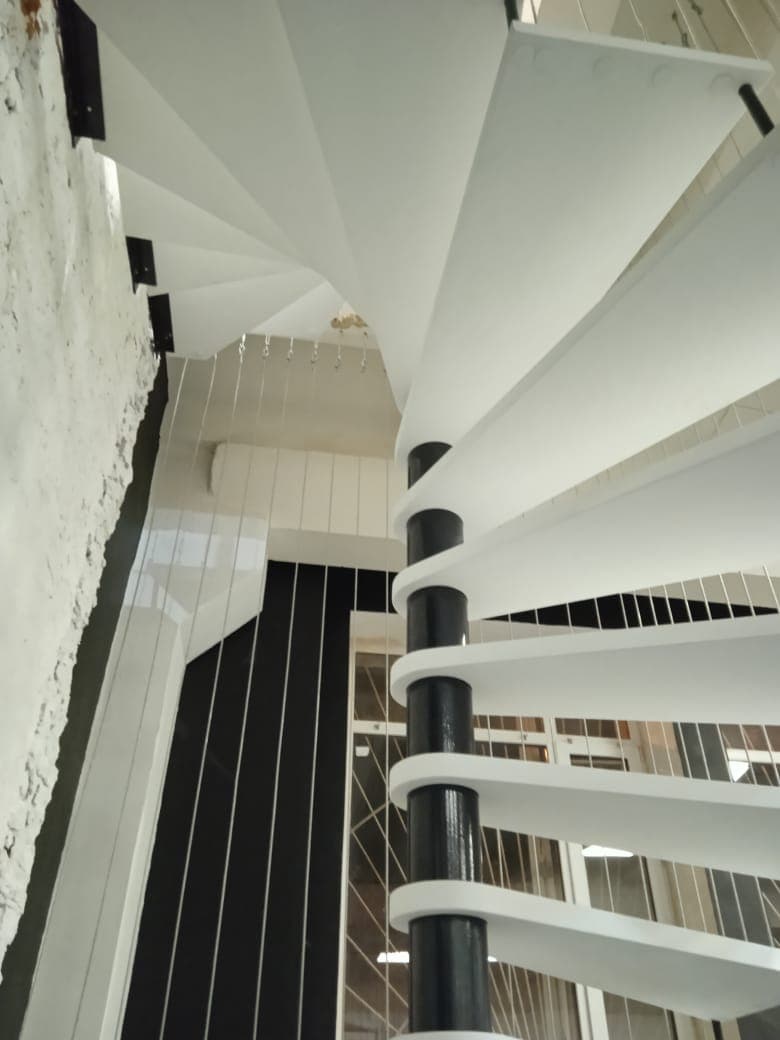 Забежные ступени из березы на винтовой лестнице