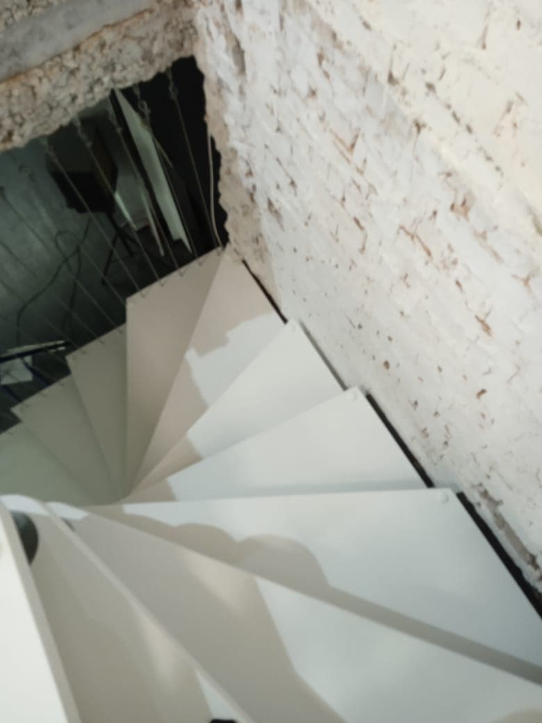 Лестница закреплена в кирпичную стену для надежности